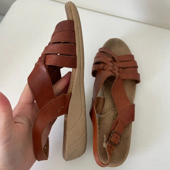 Cabin Creek Women’s interwoven strap sandals — size 8 - Picture 3 of 9